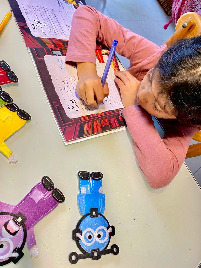 Writing Cursive Activity Book -Bilingual 📗